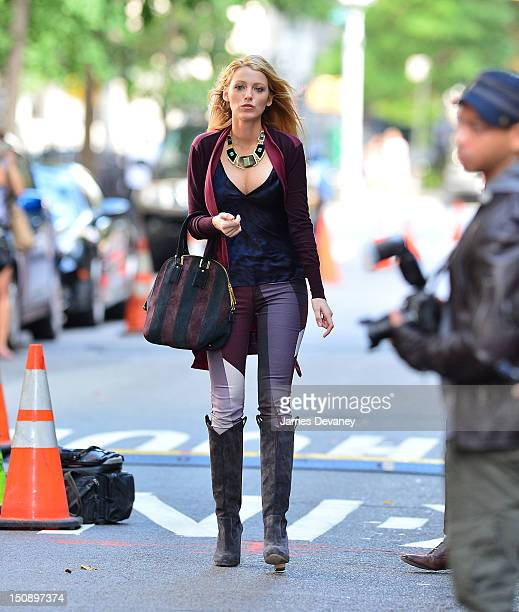 Blake Lively con botas largas y jeans
