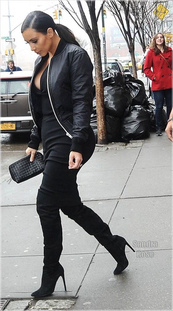 Kim Kardashian con chaqueta cuero y botas largas